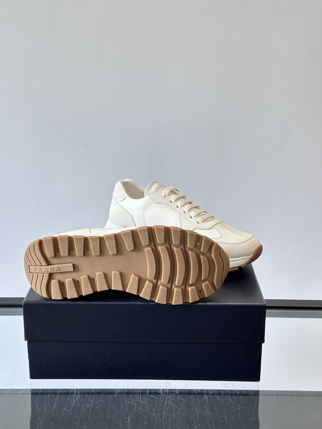 Prad*男士新款柔软皮革休闲运动鞋，这款运动鞋采用麂皮牛皮拼接科技布制作，皮质柔软细腻，纹理自然，提升