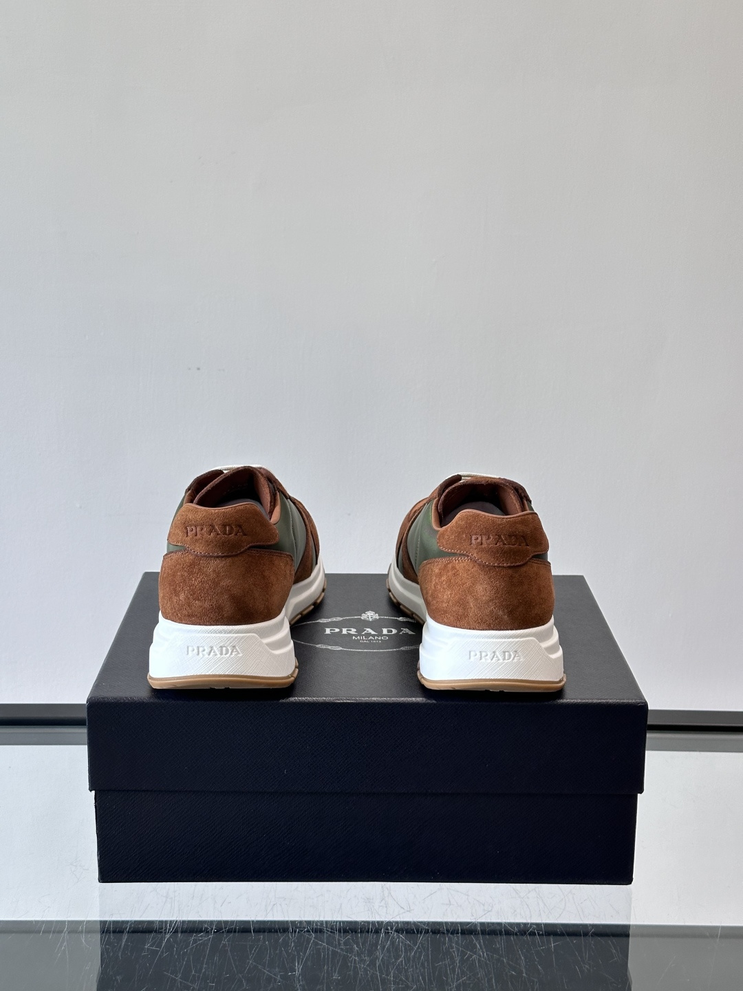Prad*男士新款柔软皮革休闲运动鞋，这款运动鞋采用麂皮牛皮拼接科技布制作，皮质柔软细腻，纹理自然，提升