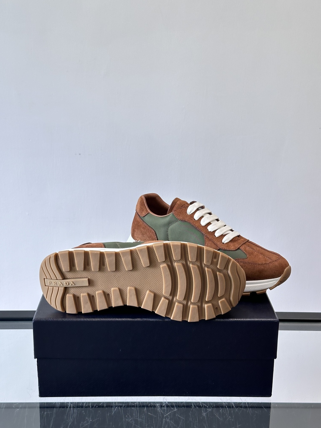Prad*男士新款柔软皮革休闲运动鞋，这款运动鞋采用麂皮牛皮拼接科技布制作，皮质柔软细腻，纹理自然，提升