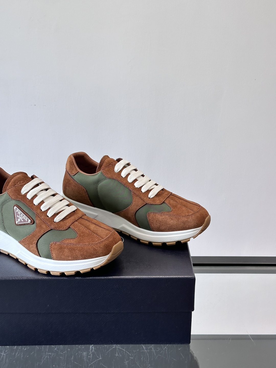 Prad*男士新款柔软皮革休闲运动鞋，这款运动鞋采用麂皮牛皮拼接科技布制作，皮质柔软细腻，纹理自然，提升