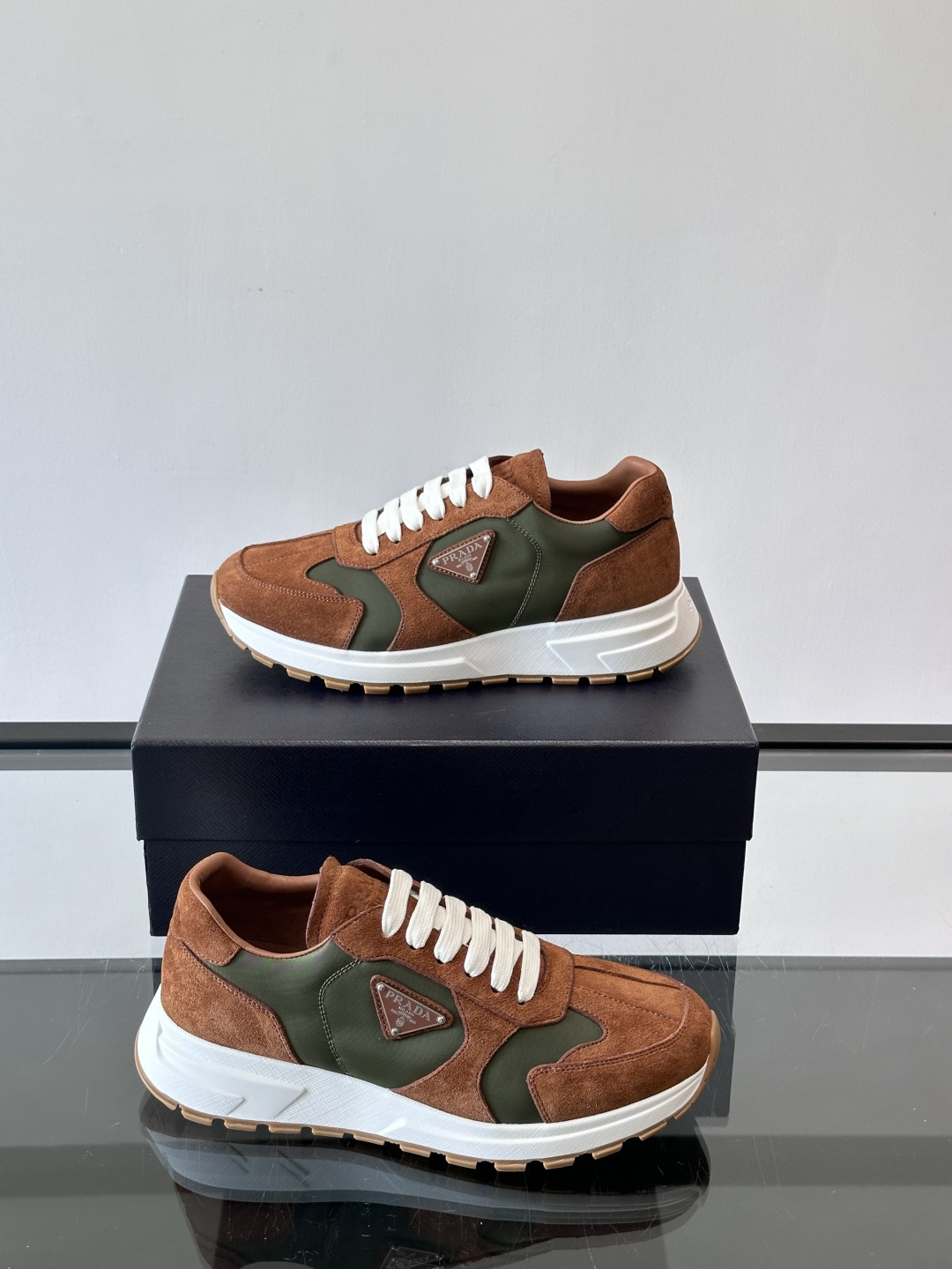 Prad*男士新款柔软皮革休闲运动鞋，这款运动鞋采用麂皮牛皮拼接科技布制作，皮质柔软细腻，纹理自然，提升