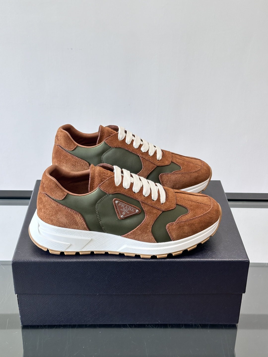 Prad*男士新款柔软皮革休闲运动鞋，这款运动鞋采用麂皮牛皮拼接科技布制作，皮质柔软细腻，纹理自然，提升