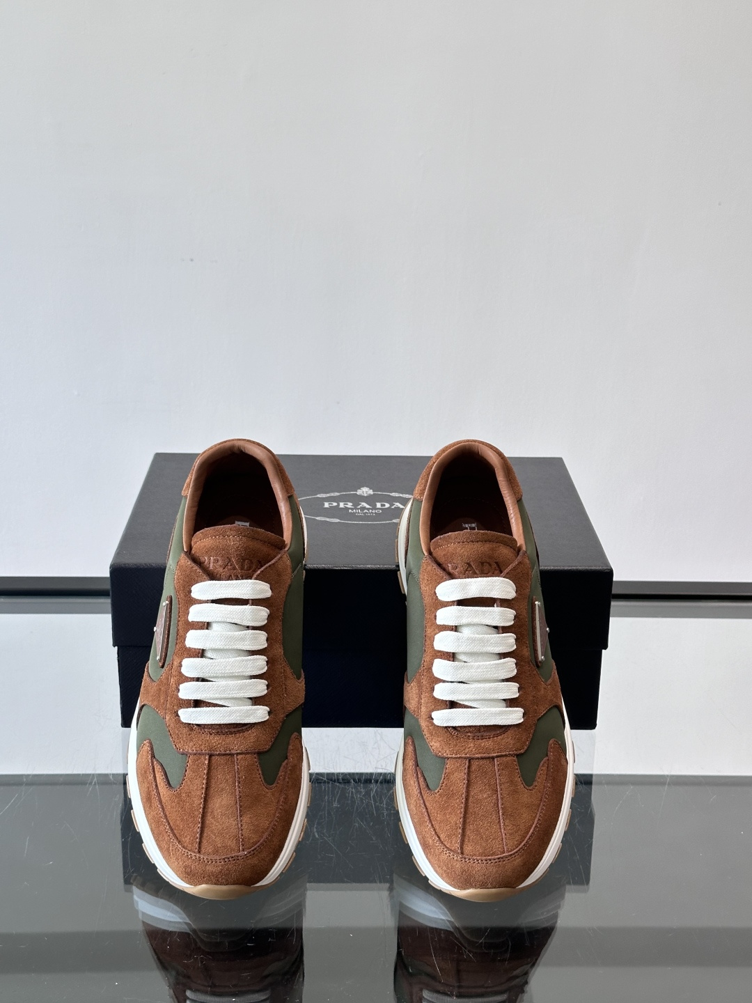 Prad*男士新款柔软皮革休闲运动鞋，这款运动鞋采用麂皮牛皮拼接科技布制作，皮质柔软细腻，纹理自然，提升