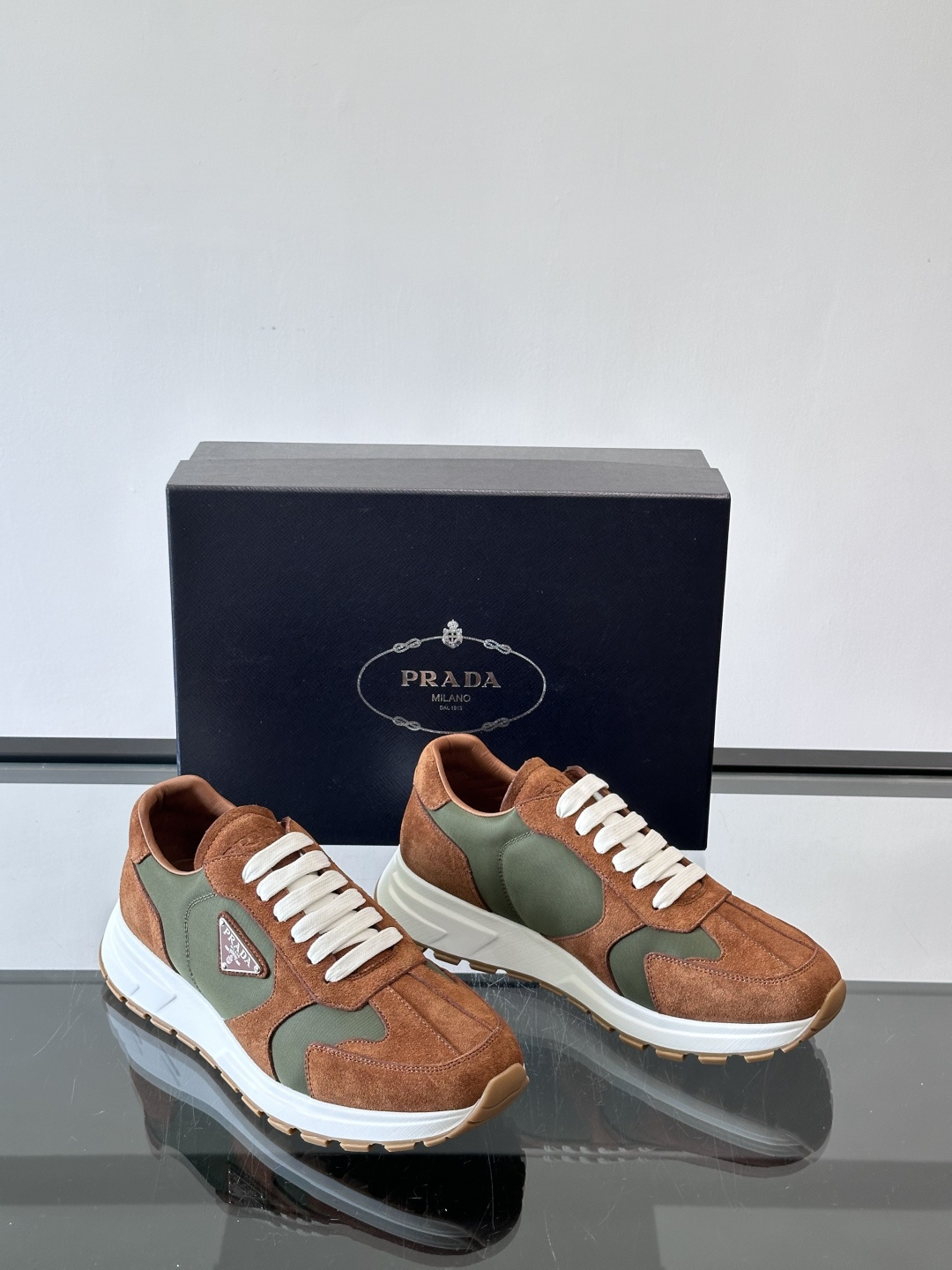 Prad*男士新款柔软皮革休闲运动鞋，这款运动鞋采用麂皮牛皮拼接科技布制作，皮质柔软细腻，纹理自然，提升