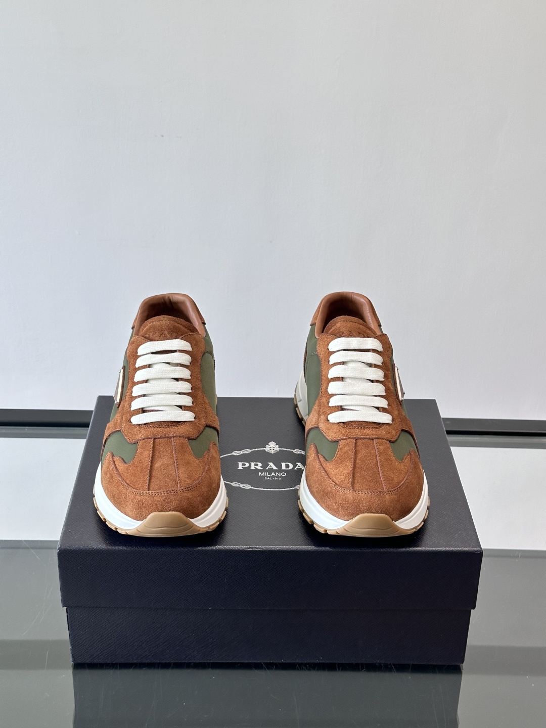 Prad*男士新款柔软皮革休闲运动鞋，这款运动鞋采用麂皮牛皮拼接科技布制作，皮质柔软细腻，纹理自然，提升