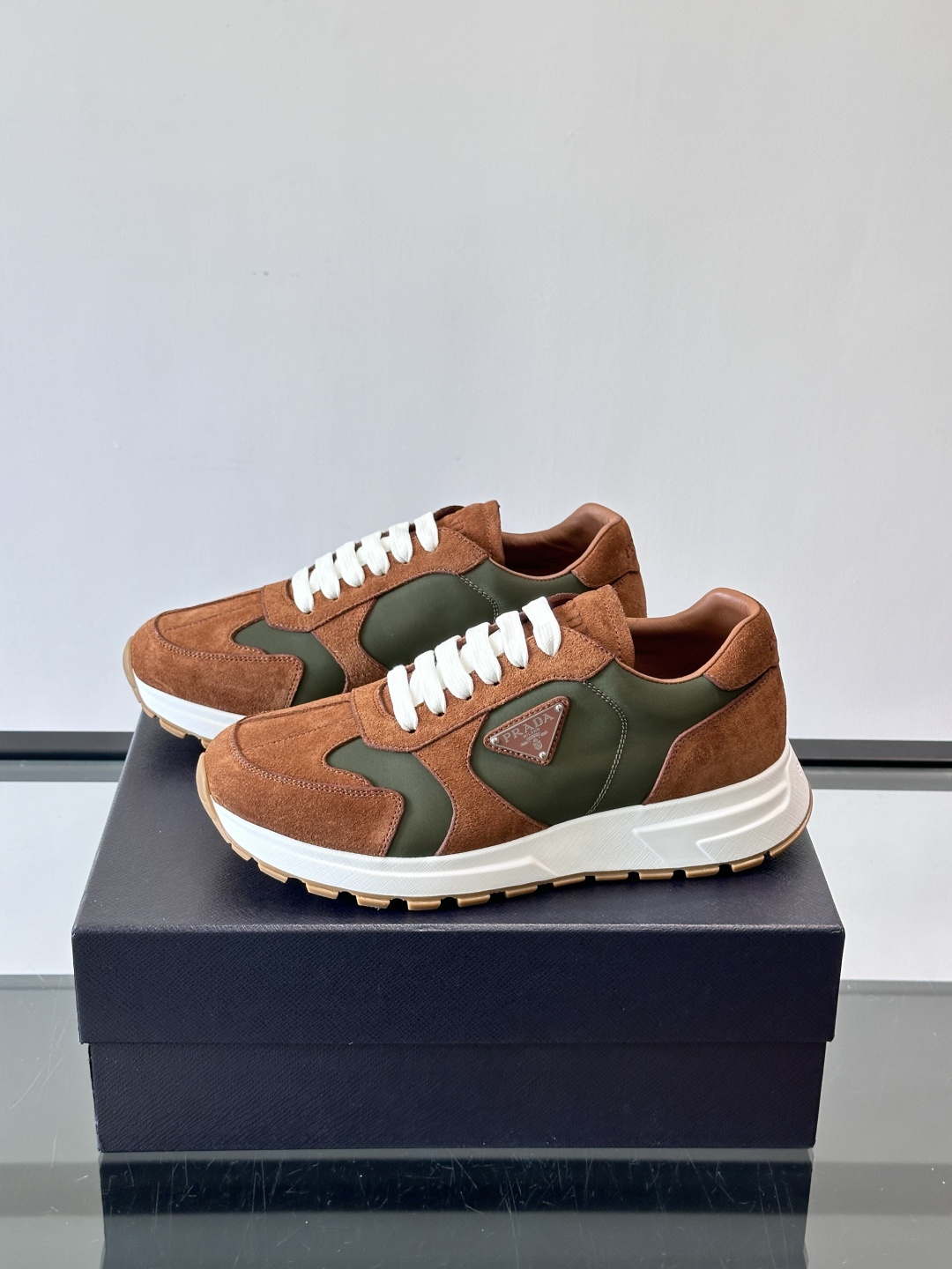 Prad*男士新款柔软皮革休闲运动鞋，这款运动鞋采用麂皮牛皮拼接科技布制作，皮质柔软细腻，纹理自然，提升