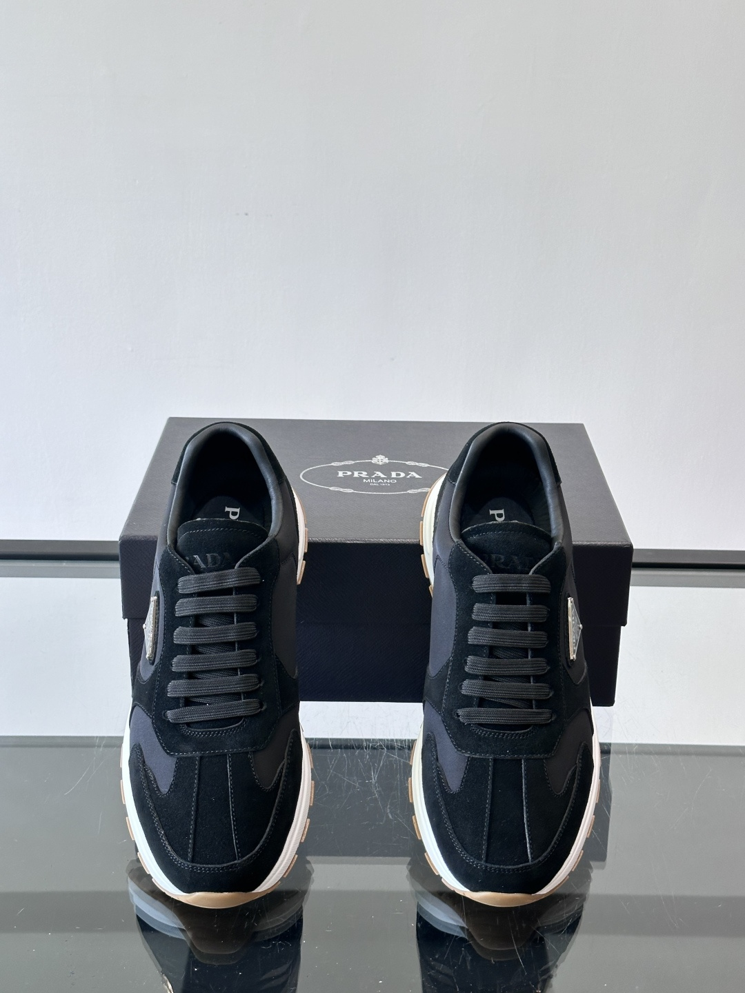 Prad*男士新款柔软皮革休闲运动鞋，这款运动鞋采用麂皮牛皮拼接科技布制作，皮质柔软细腻，纹理自然，提升