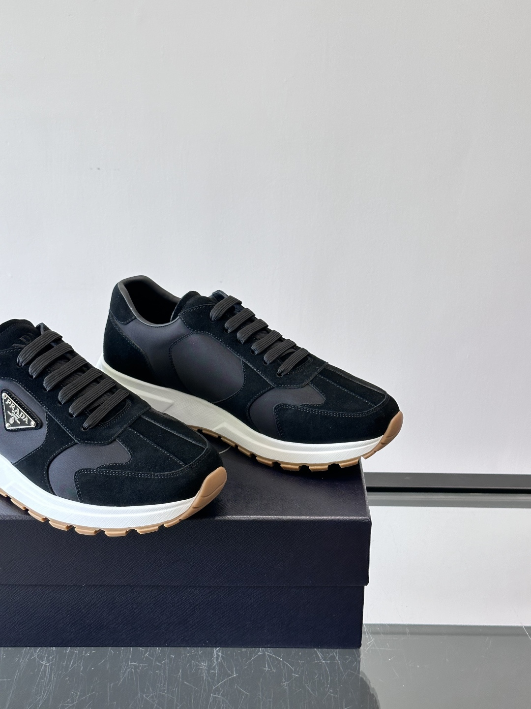 Prad*男士新款柔软皮革休闲运动鞋，这款运动鞋采用麂皮牛皮拼接科技布制作，皮质柔软细腻，纹理自然，提升