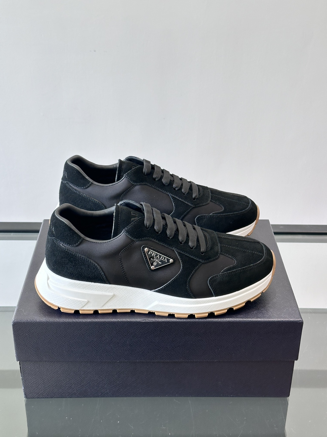 NO:555944,Prad* men's new soft leather casual sneakers. This sneaker is made of suede cowhide stitched with technical cloth. The leather is soft and fine, with a natural texture, which improves breathability. The rubber triangle logo on the outside embellishes the shoe body. The tongue and heel are decorated with brand letter logo details. Ultra-light textured rubber thick soles, PRADA letter logo on the side, cowhide lining, comfortable to the foot, exquisite and versatile!  ,Size38-46,,prada,sneakers,cowhide,chamois leather19860909Prad*男士新款柔软皮革休闲运动鞋,这款运动鞋采用麂皮牛皮拼接科技布制作,皮质柔软细腻,纹理自然,提升透气性能,外侧橡胶三角形徽标点缀鞋身,鞋舌及后跟饰以品牌字母logo细节,超轻质纹橡胶厚底,侧面配有PRADA字母徽标,牛皮内里,脚感舒适,精致百搭！ ,Size38-46,,prada,sneakers,cowhide,chamois leather,Men's shoes