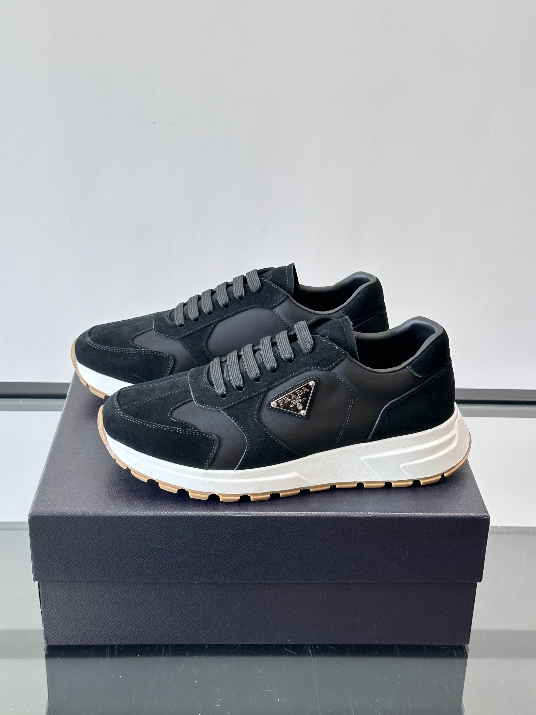 Prad*男士新款柔软皮革休闲运动鞋，这款运动鞋采用麂皮牛皮拼接科技布制作，皮质柔软细腻，纹理自然，提升