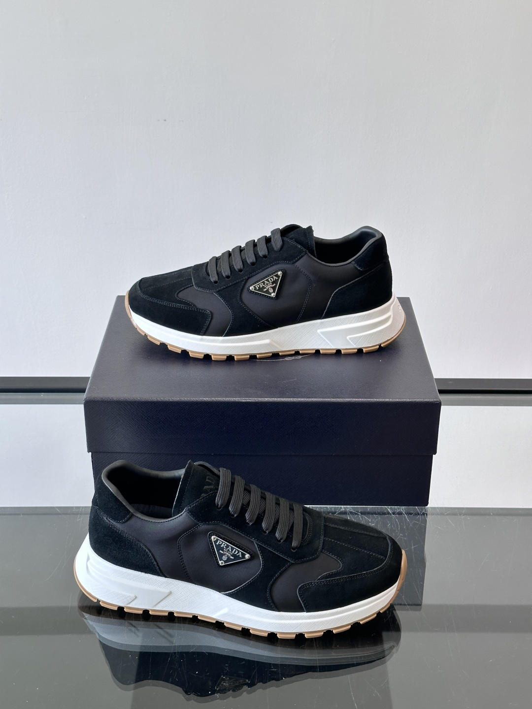 Prad*男士新款柔软皮革休闲运动鞋，这款运动鞋采用麂皮牛皮拼接科技布制作，皮质柔软细腻，纹理自然，提升