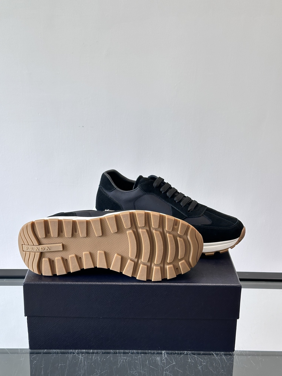 Prad*男士新款柔软皮革休闲运动鞋，这款运动鞋采用麂皮牛皮拼接科技布制作，皮质柔软细腻，纹理自然，提升
