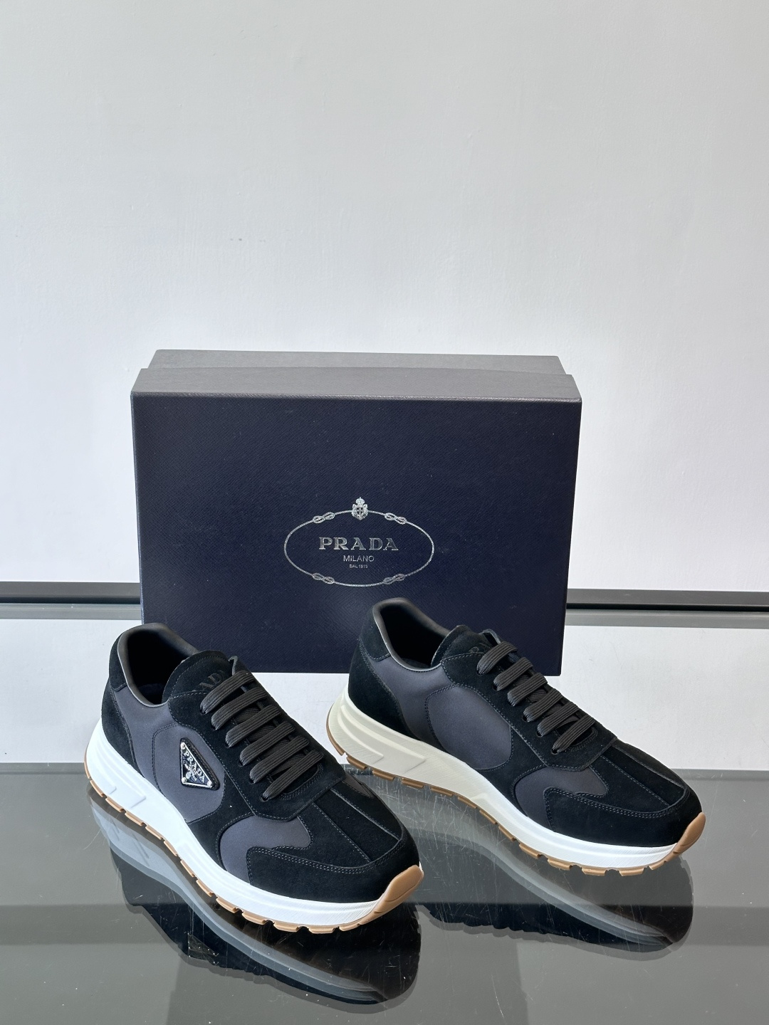 Prad*男士新款柔软皮革休闲运动鞋，这款运动鞋采用麂皮牛皮拼接科技布制作，皮质柔软细腻，纹理自然，提升