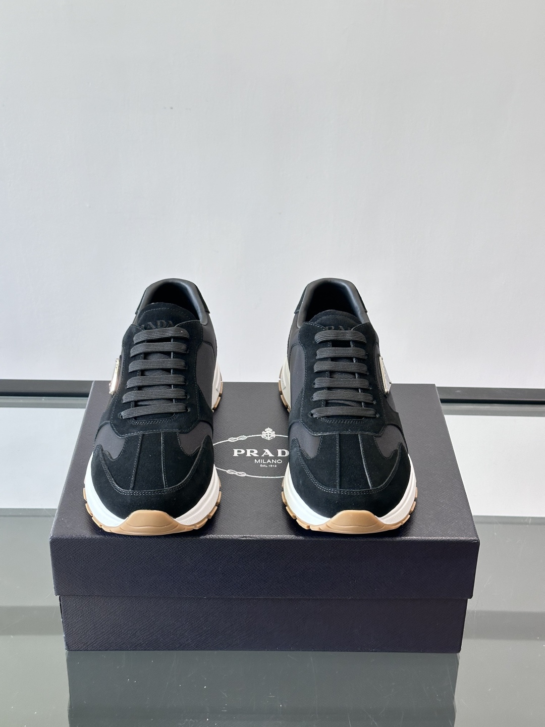 Prad*男士新款柔软皮革休闲运动鞋，这款运动鞋采用麂皮牛皮拼接科技布制作，皮质柔软细腻，纹理自然，提升