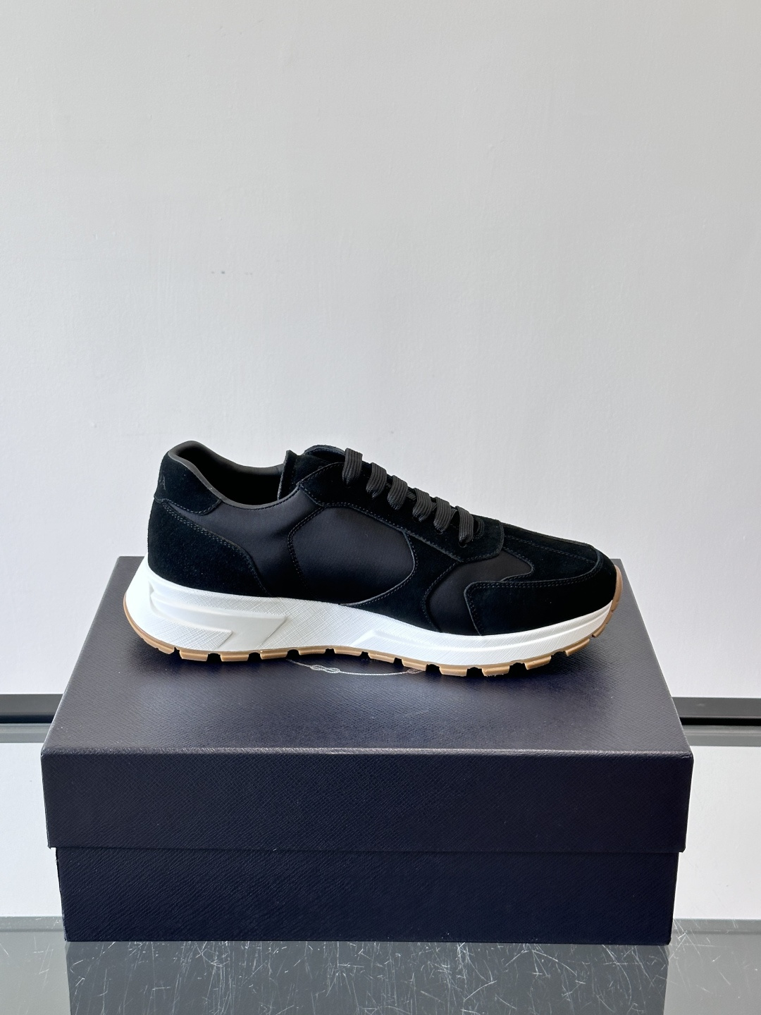 Prad*男士新款柔软皮革休闲运动鞋，这款运动鞋采用麂皮牛皮拼接科技布制作，皮质柔软细腻，纹理自然，提升