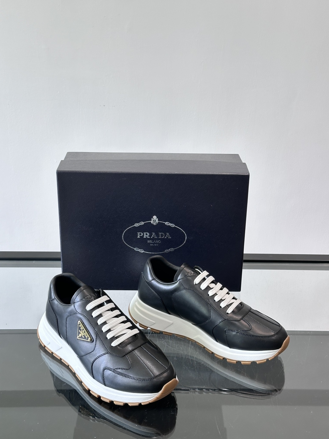 Prad*男士新款柔软皮革休闲运动鞋，这款运动鞋采用牛皮打造，皮质柔软细腻，纹理自然，提升透气性能，外侧
