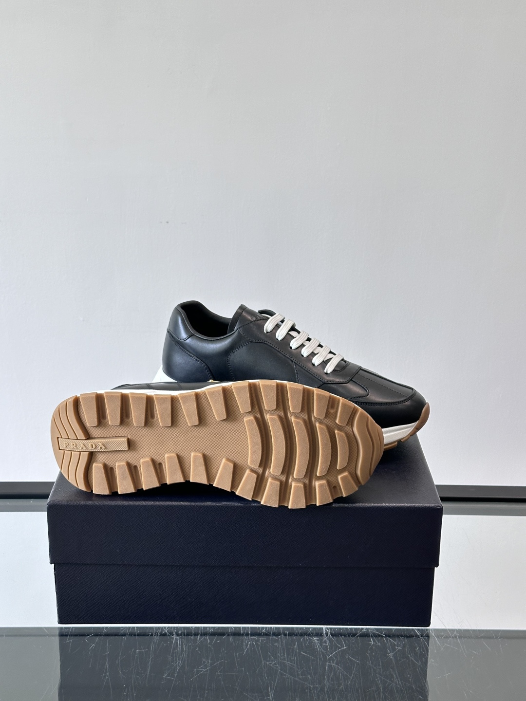 Prad*男士新款柔软皮革休闲运动鞋，这款运动鞋采用牛皮打造，皮质柔软细腻，纹理自然，提升透气性能，外侧