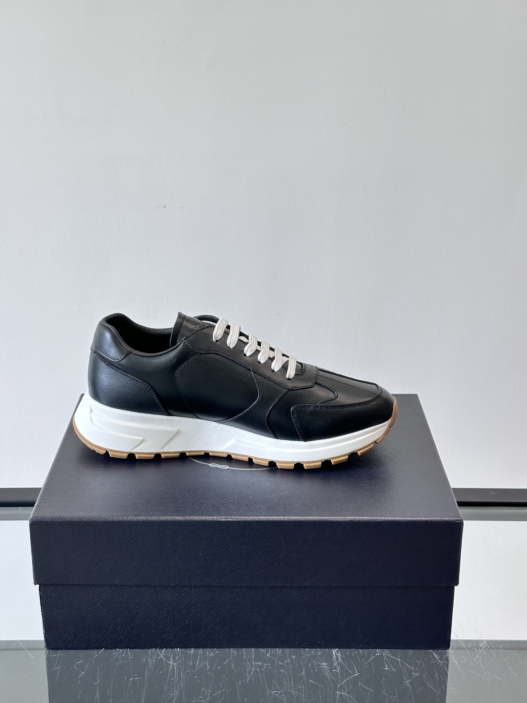 Prad*男士新款柔软皮革休闲运动鞋，这款运动鞋采用牛皮打造，皮质柔软细腻，纹理自然，提升透气性能，外侧