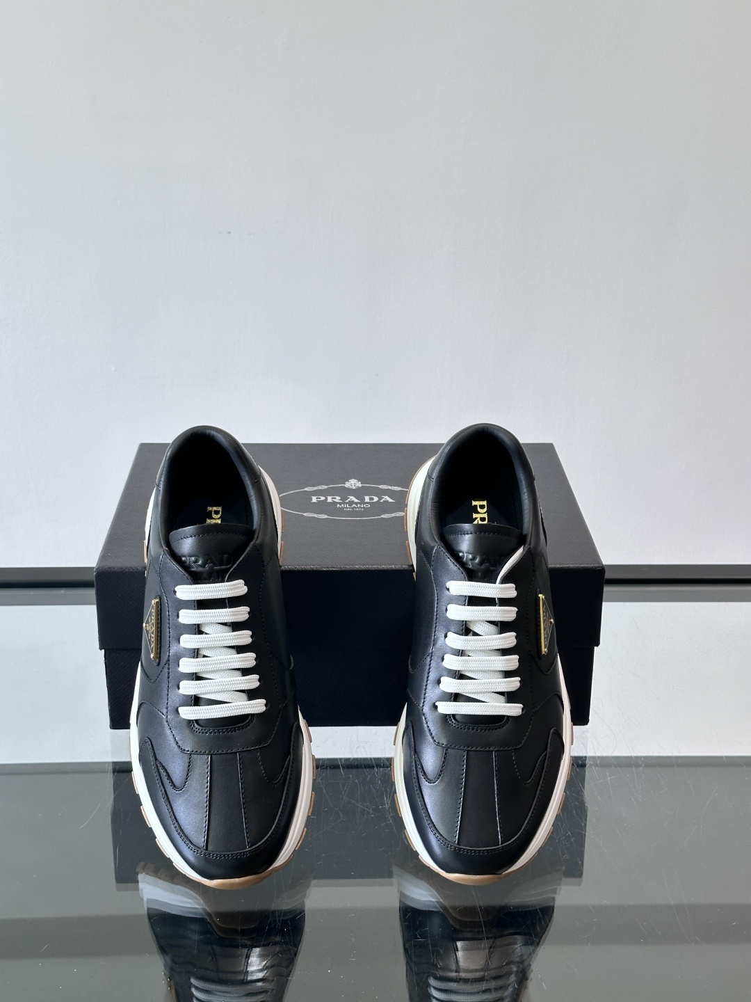 Prad*男士新款柔软皮革休闲运动鞋，这款运动鞋采用牛皮打造，皮质柔软细腻，纹理自然，提升透气性能，外侧