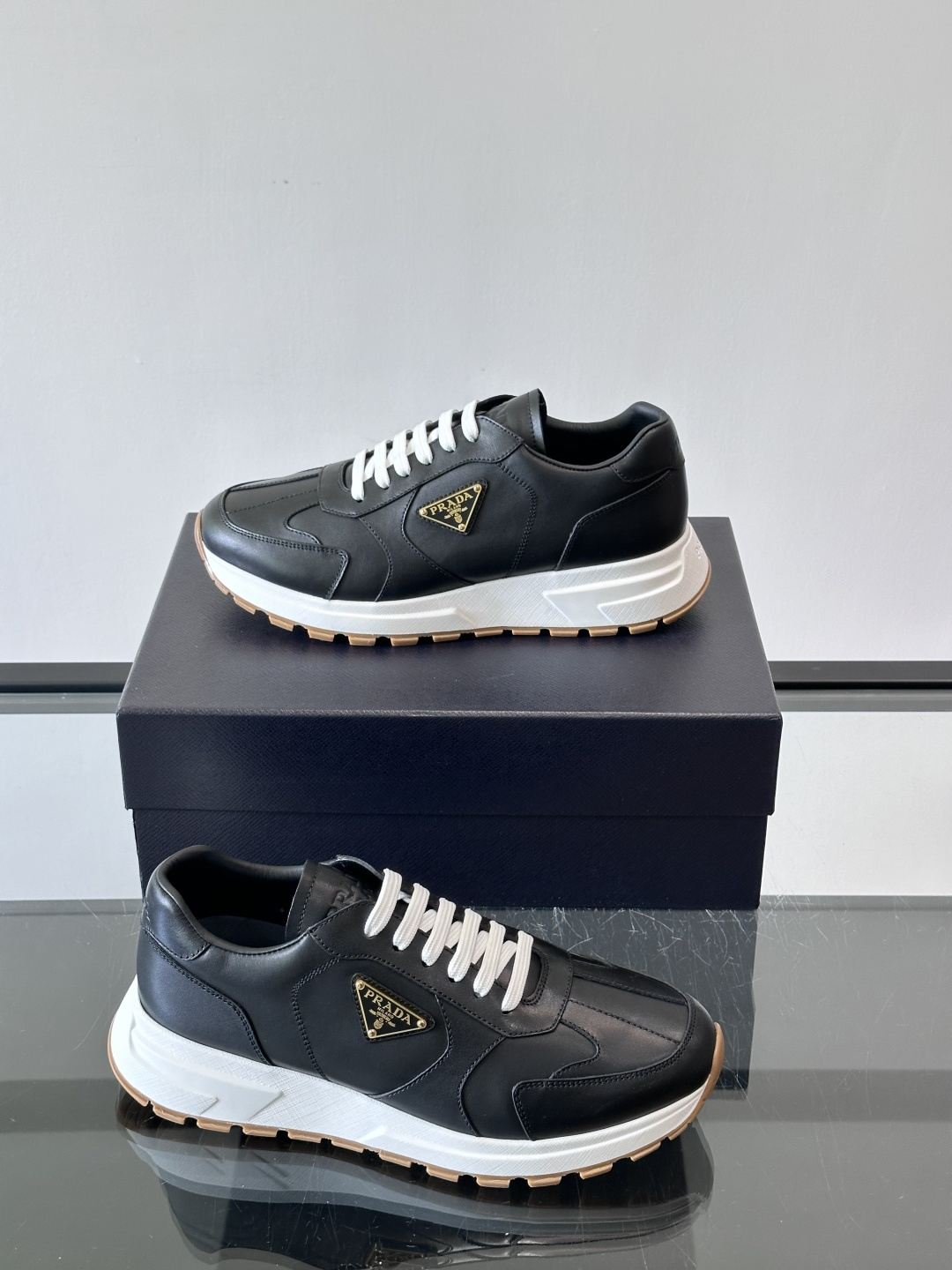 Prad*男士新款柔软皮革休闲运动鞋，这款运动鞋采用牛皮打造，皮质柔软细腻，纹理自然，提升透气性能，外侧