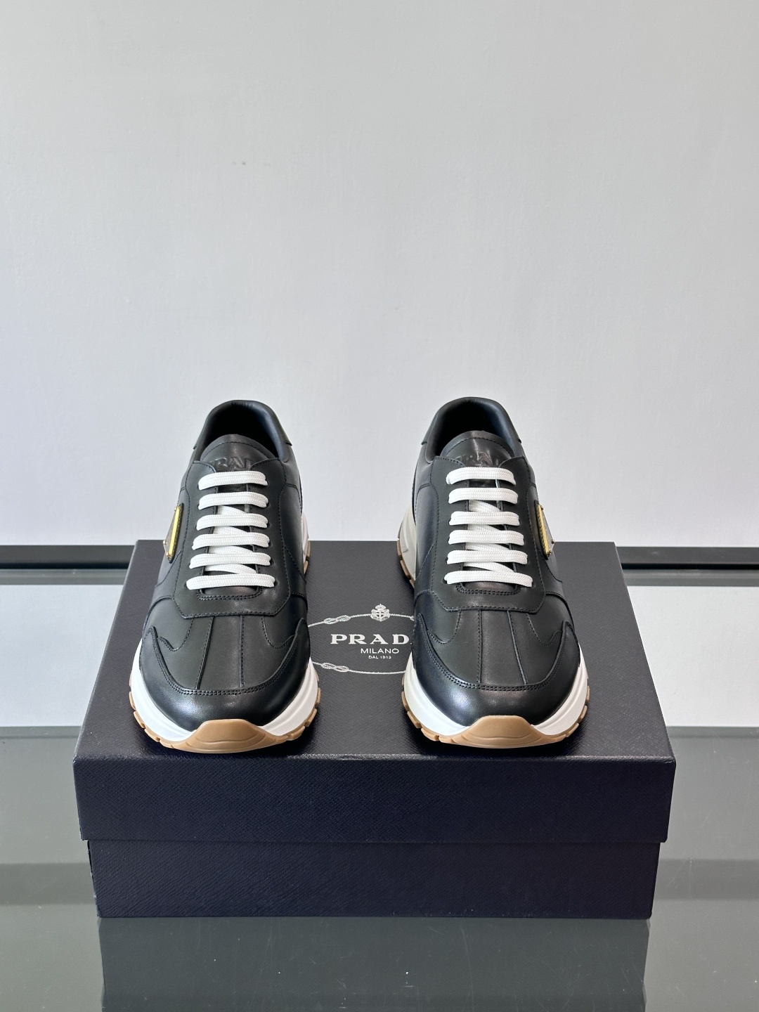Prad*男士新款柔软皮革休闲运动鞋，这款运动鞋采用牛皮打造，皮质柔软细腻，纹理自然，提升透气性能，外侧
