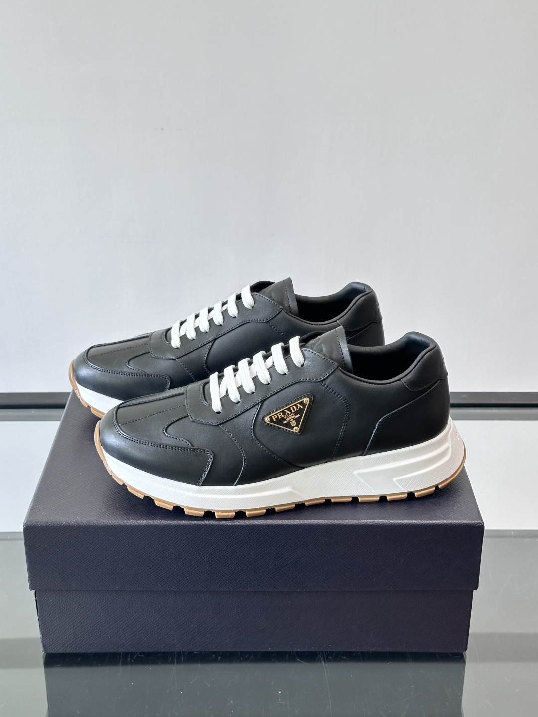 Prad*男士新款柔软皮革休闲运动鞋，这款运动鞋采用牛皮打造，皮质柔软细腻，纹理自然，提升透气性能，外侧