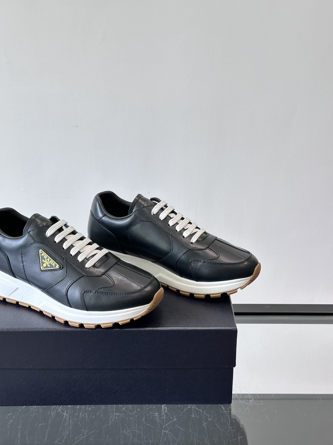 Prad*男士新款柔软皮革休闲运动鞋，这款运动鞋采用牛皮打造，皮质柔软细腻，纹理自然，提升透气性能，外侧