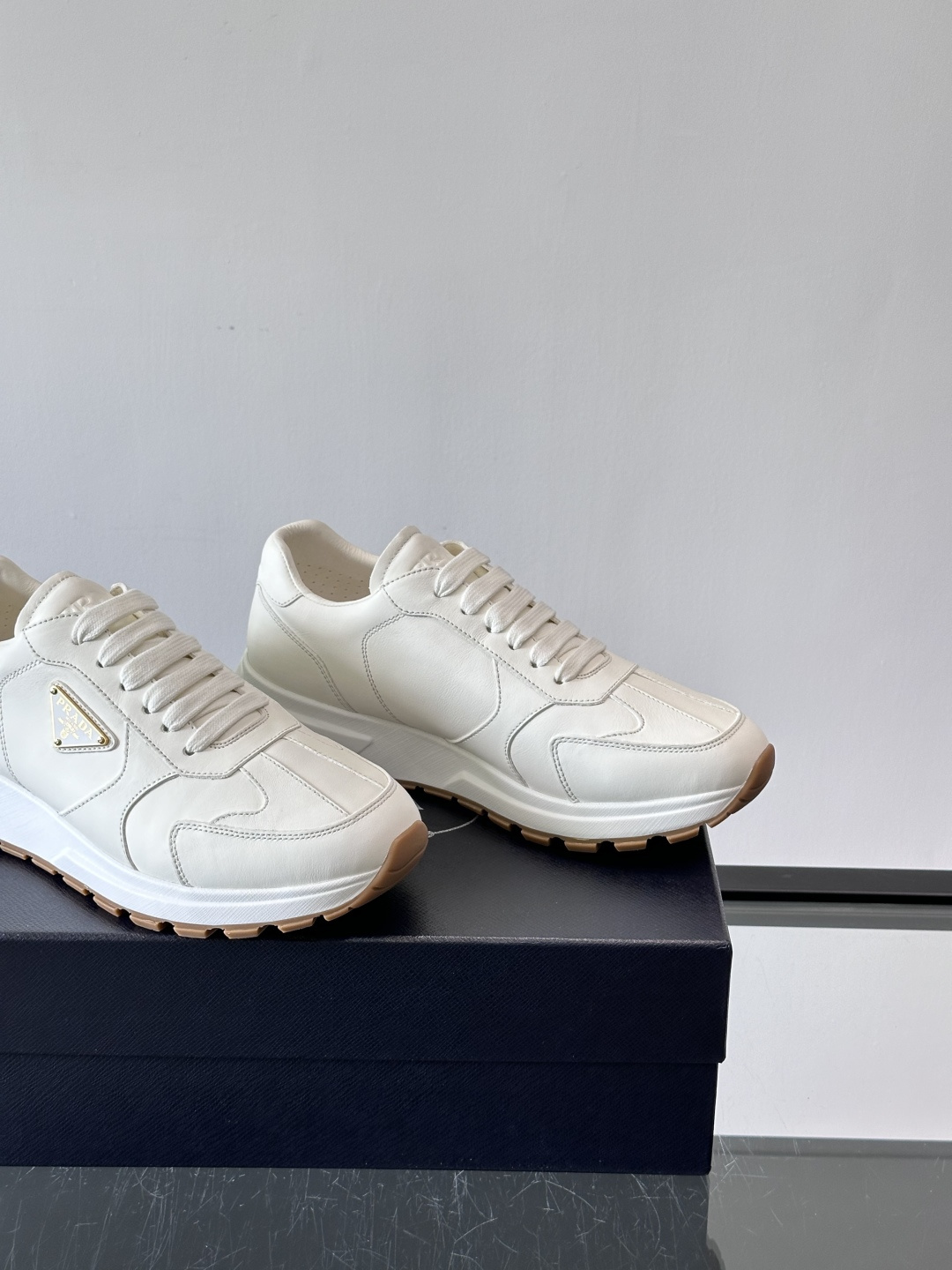 Prad*男士新款柔软皮革休闲运动鞋，这款运动鞋采用牛皮打造，皮质柔软细腻，纹理自然，提升透气性能，外侧