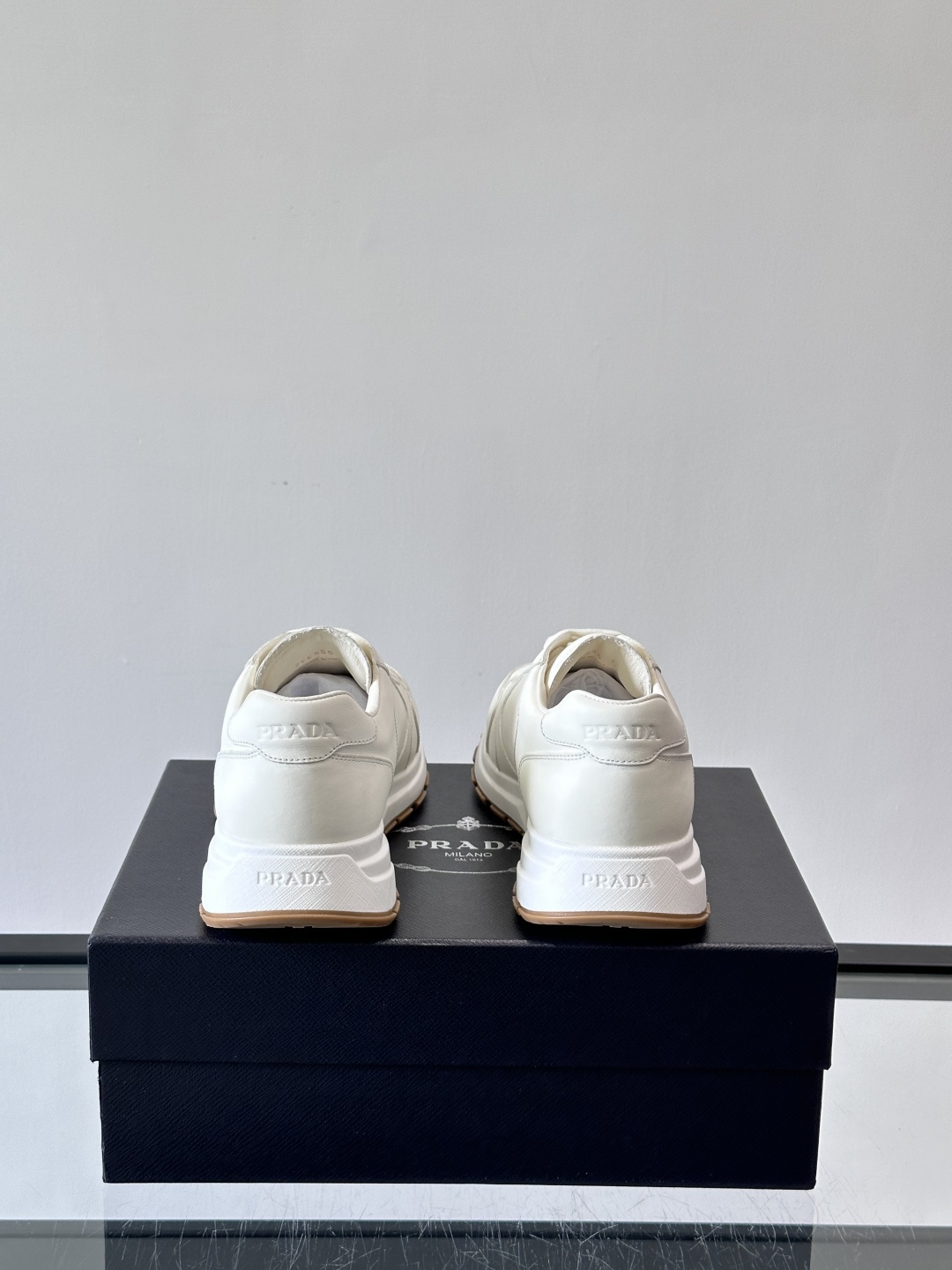 Prad*男士新款柔软皮革休闲运动鞋，这款运动鞋采用牛皮打造，皮质柔软细腻，纹理自然，提升透气性能，外侧