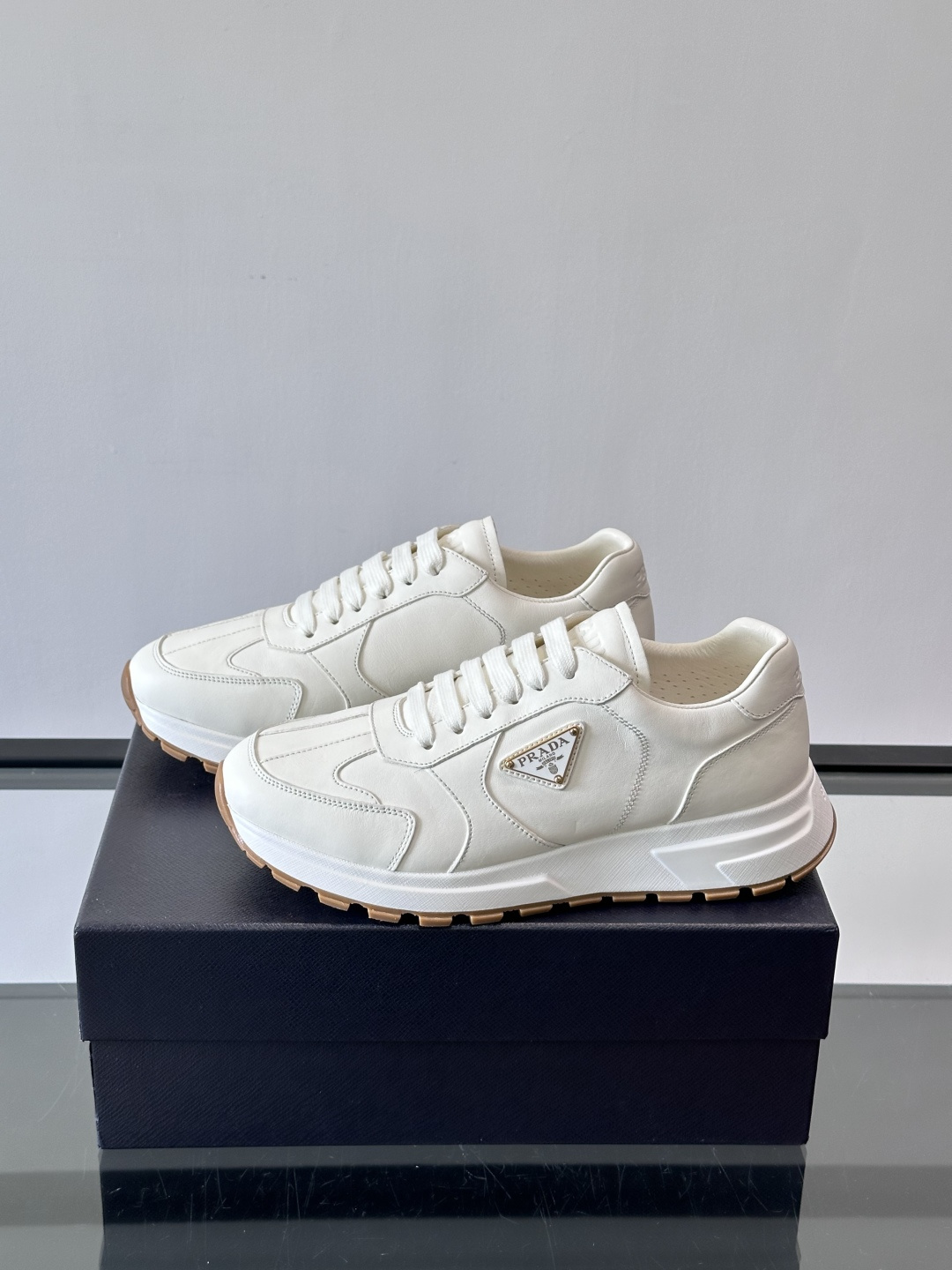 Prad*男士新款柔软皮革休闲运动鞋，这款运动鞋采用牛皮打造，皮质柔软细腻，纹理自然，提升透气性能，外侧