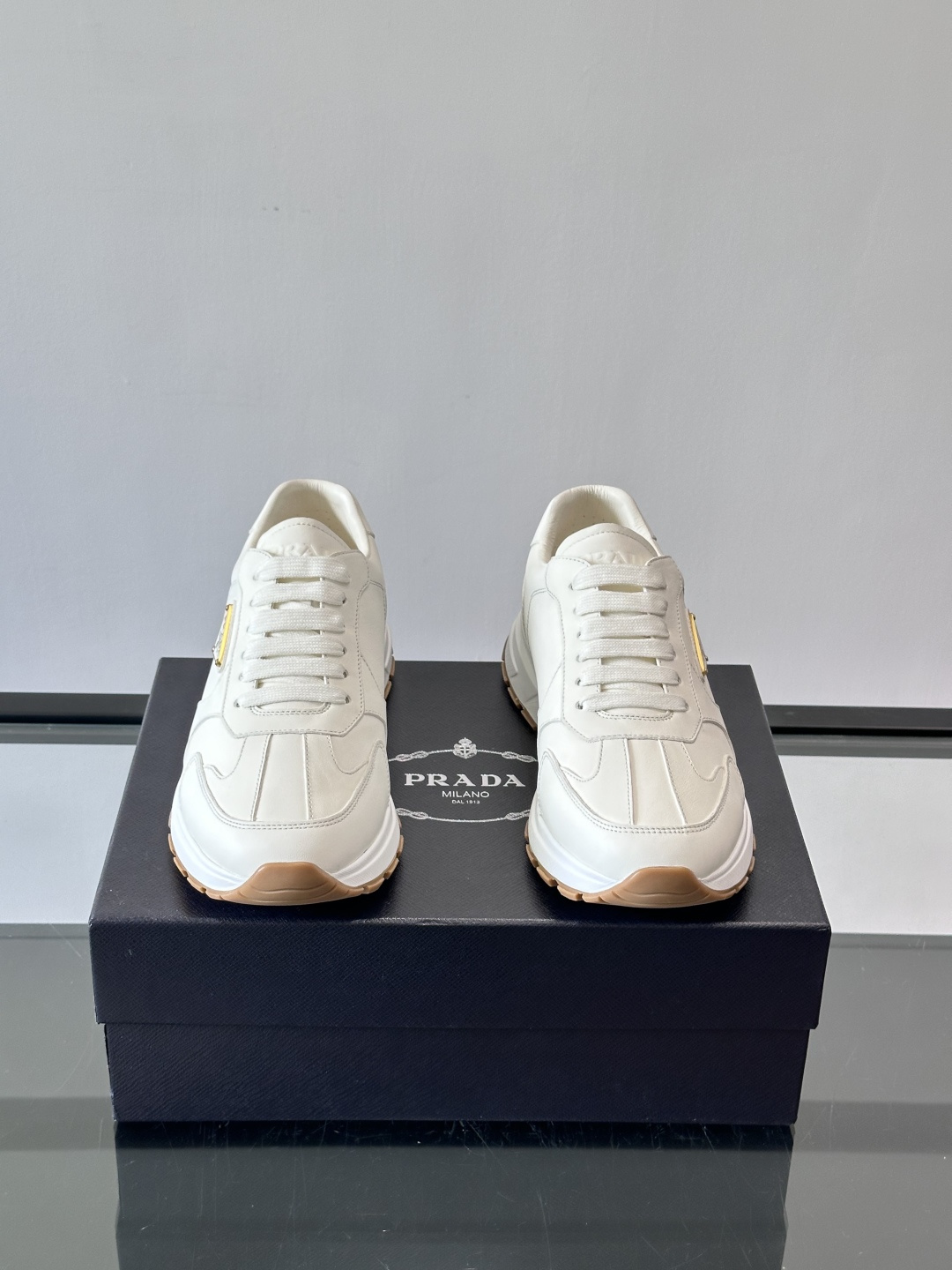 Prad*男士新款柔软皮革休闲运动鞋，这款运动鞋采用牛皮打造，皮质柔软细腻，纹理自然，提升透气性能，外侧