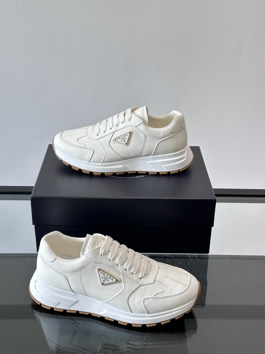 Prad*男士新款柔软皮革休闲运动鞋，这款运动鞋采用牛皮打造，皮质柔软细腻，纹理自然，提升透气性能，外侧
