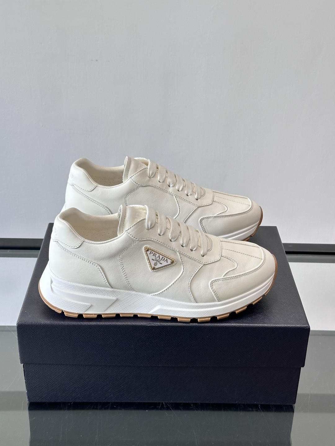 NO:555951,Prad* men's new soft leather casual sneakers. This sneaker is made of cowhide. The leather is soft and fine, with a natural texture, which improves breathability. The rubber triangle logo on the outside embellishes the body of the shoe. The tongue and heel are decorated with brand letter logo details. Ultra-light textured rubber thick soles, PRADA letter logo on the side, cowhide lining, comfortable on the foot, exquisite and versatile!  ,Size38-46,,prada,sneakers,cowhide19860909Prad*男士新款柔软皮革休闲运动鞋,这款运动鞋采用牛皮打造,皮质柔软细腻,纹理自然,提升透气性能,外侧橡胶三角形徽标点缀鞋身,鞋舌及后跟饰以品牌字母logo细节,超轻质纹橡胶厚底,侧面配有PRADA字母徽标,牛皮内里,脚感舒适,精致百搭！ ,Size38-46,,prada,sneakers,cowhide,Men's shoes