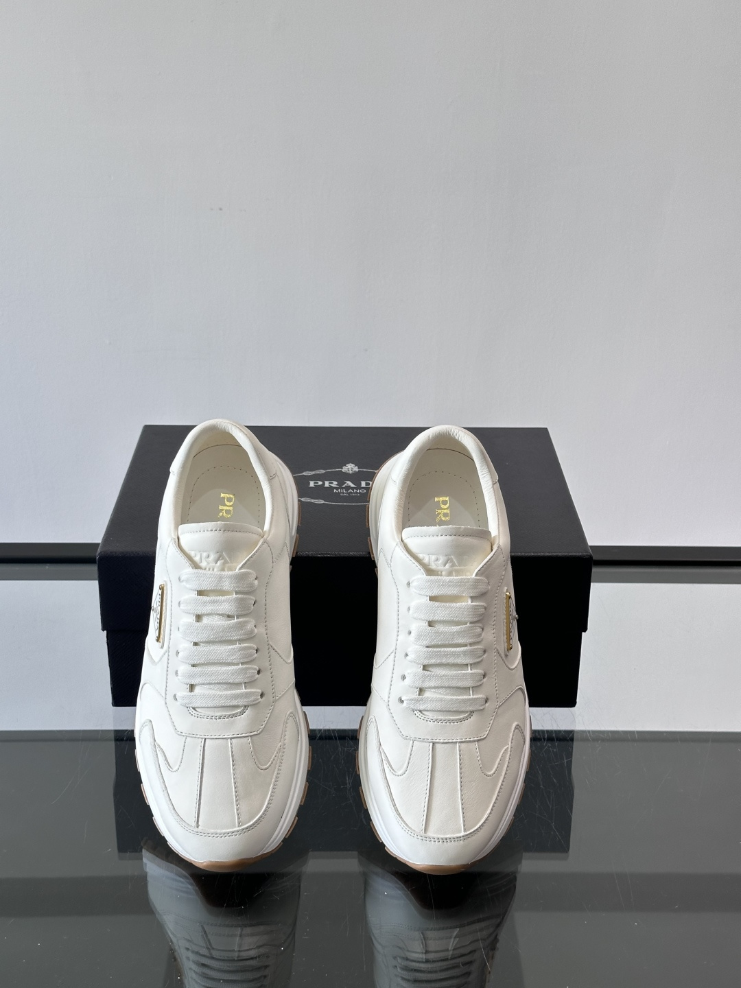 Prad*男士新款柔软皮革休闲运动鞋，这款运动鞋采用牛皮打造，皮质柔软细腻，纹理自然，提升透气性能，外侧