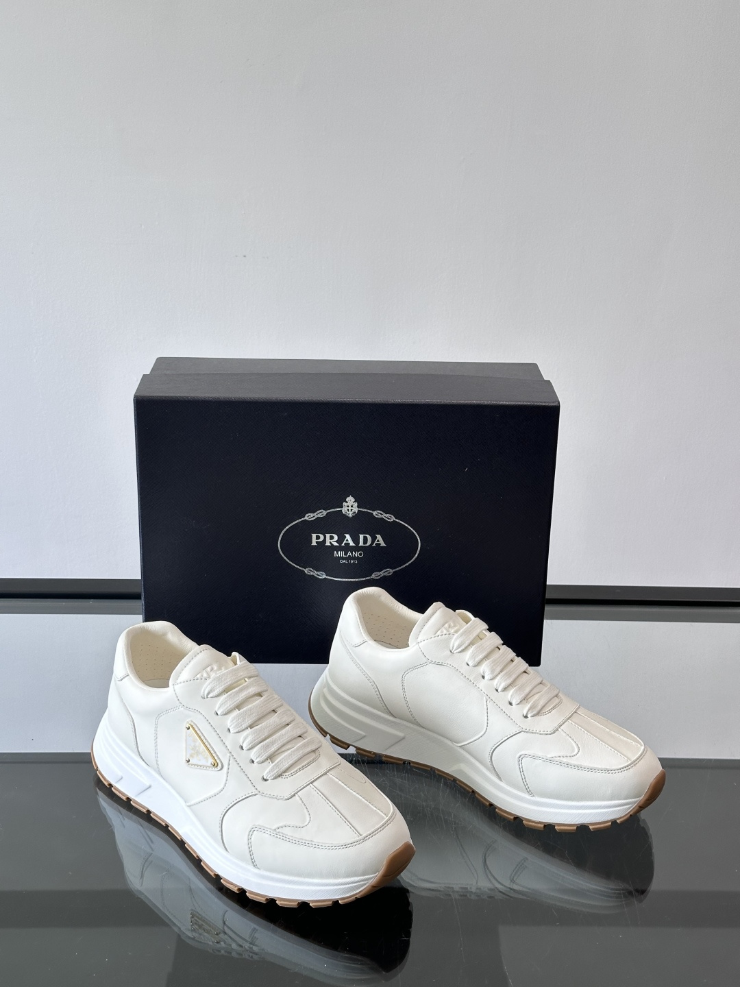 Prad*男士新款柔软皮革休闲运动鞋，这款运动鞋采用牛皮打造，皮质柔软细腻，纹理自然，提升透气性能，外侧