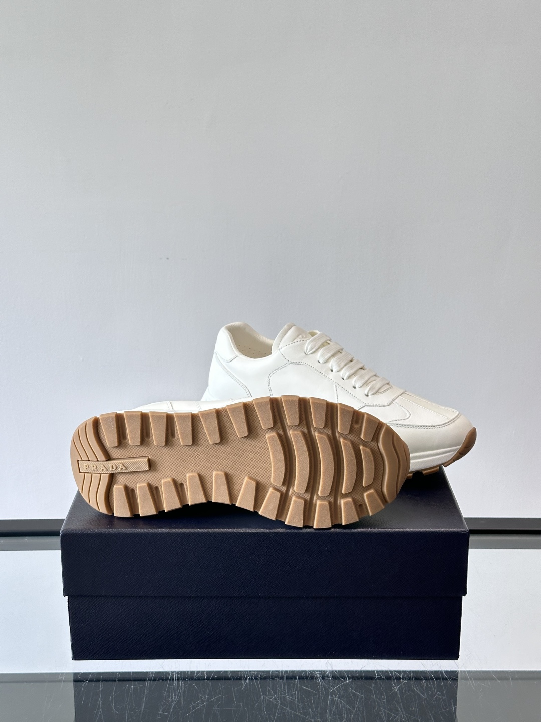 Prad*男士新款柔软皮革休闲运动鞋，这款运动鞋采用牛皮打造，皮质柔软细腻，纹理自然，提升透气性能，外侧