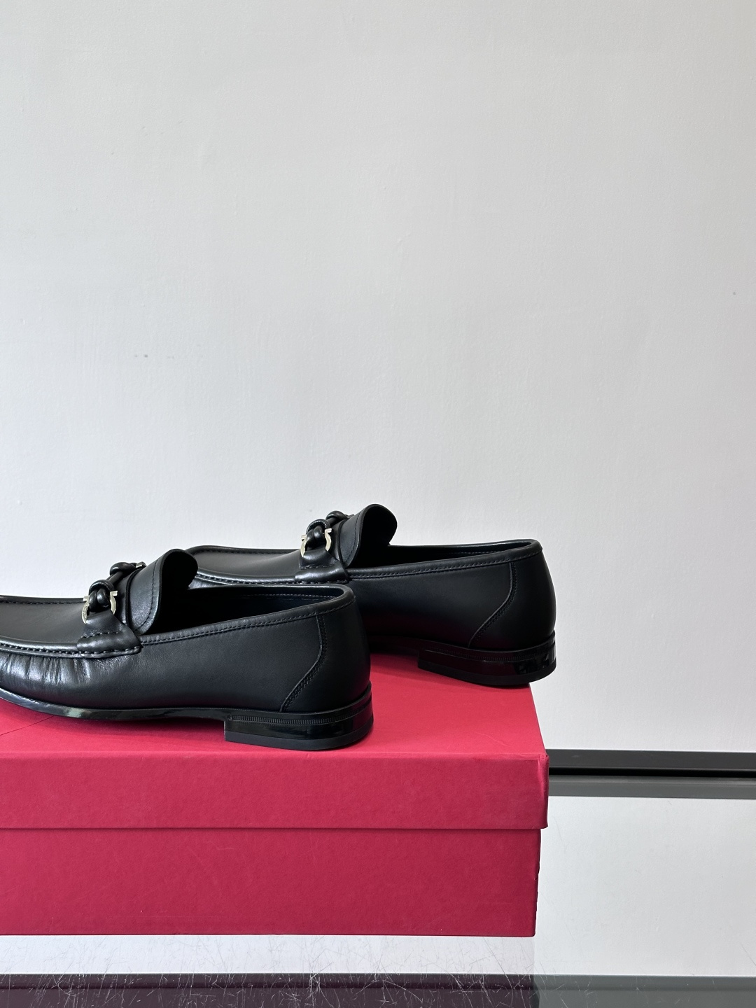 F🆕高端男士休闲皮鞋，绅士臻享 型男必备 头层牛皮鞋面 皮质质感一览无余 小牛皮透气内里，防滑大底。细节