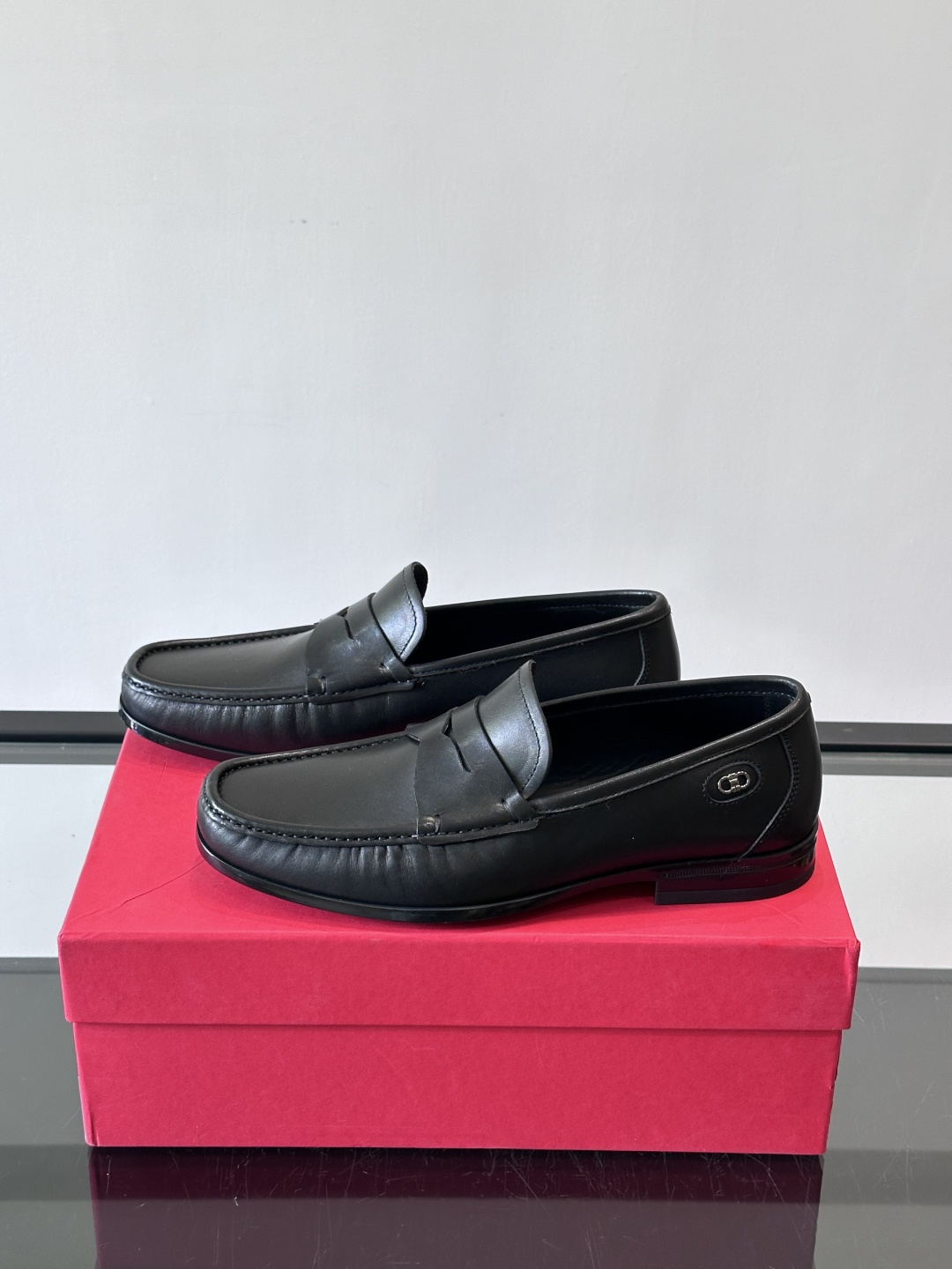 F🆕高端男士休闲皮鞋，绅士臻享 型男必备 头层牛皮鞋面 皮质质感一览无余 小牛皮透气内里，防滑大底。细节