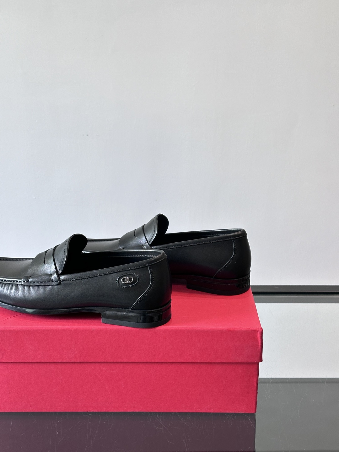 F🆕高端男士休闲皮鞋，绅士臻享 型男必备 头层牛皮鞋面 皮质质感一览无余 小牛皮透气内里，防滑大底。细节