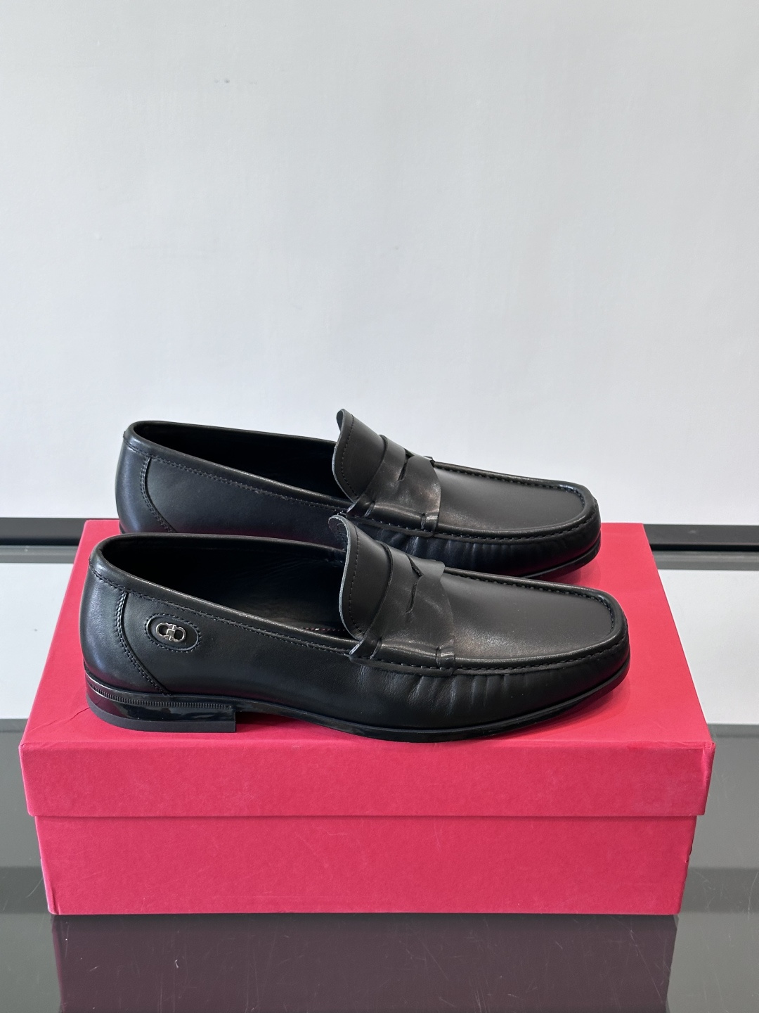 F🆕高端男士休闲皮鞋，绅士臻享 型男必备 头层牛皮鞋面 皮质质感一览无余 小牛皮透气内里，防滑大底。细节