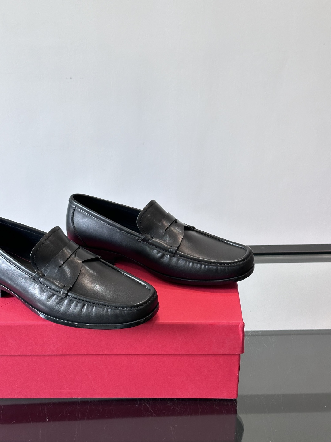 F🆕高端男士休闲皮鞋，绅士臻享 型男必备 头层牛皮鞋面 皮质质感一览无余 小牛皮透气内里，防滑大底。细节