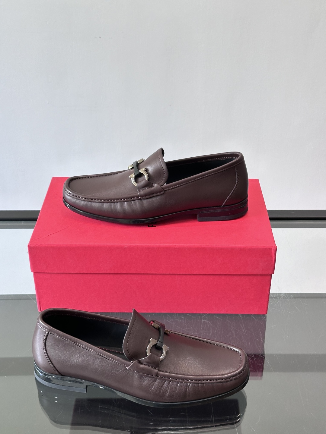 F🆕高端男士休闲皮鞋，绅士臻享 型男必备 头层牛皮鞋面 皮质质感一览无余 小牛皮透气内里，防滑大底。细节