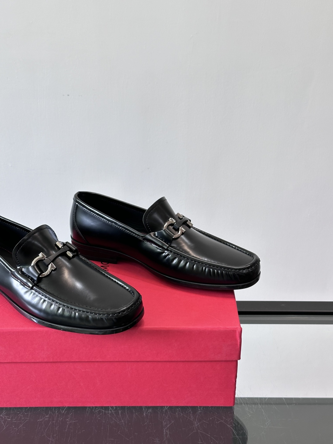 F🆕高端男士休闲皮鞋，绅士臻享 型男必备 头层牛皮鞋面 皮质质感一览无余 小牛皮透气内里，防滑大底。细节