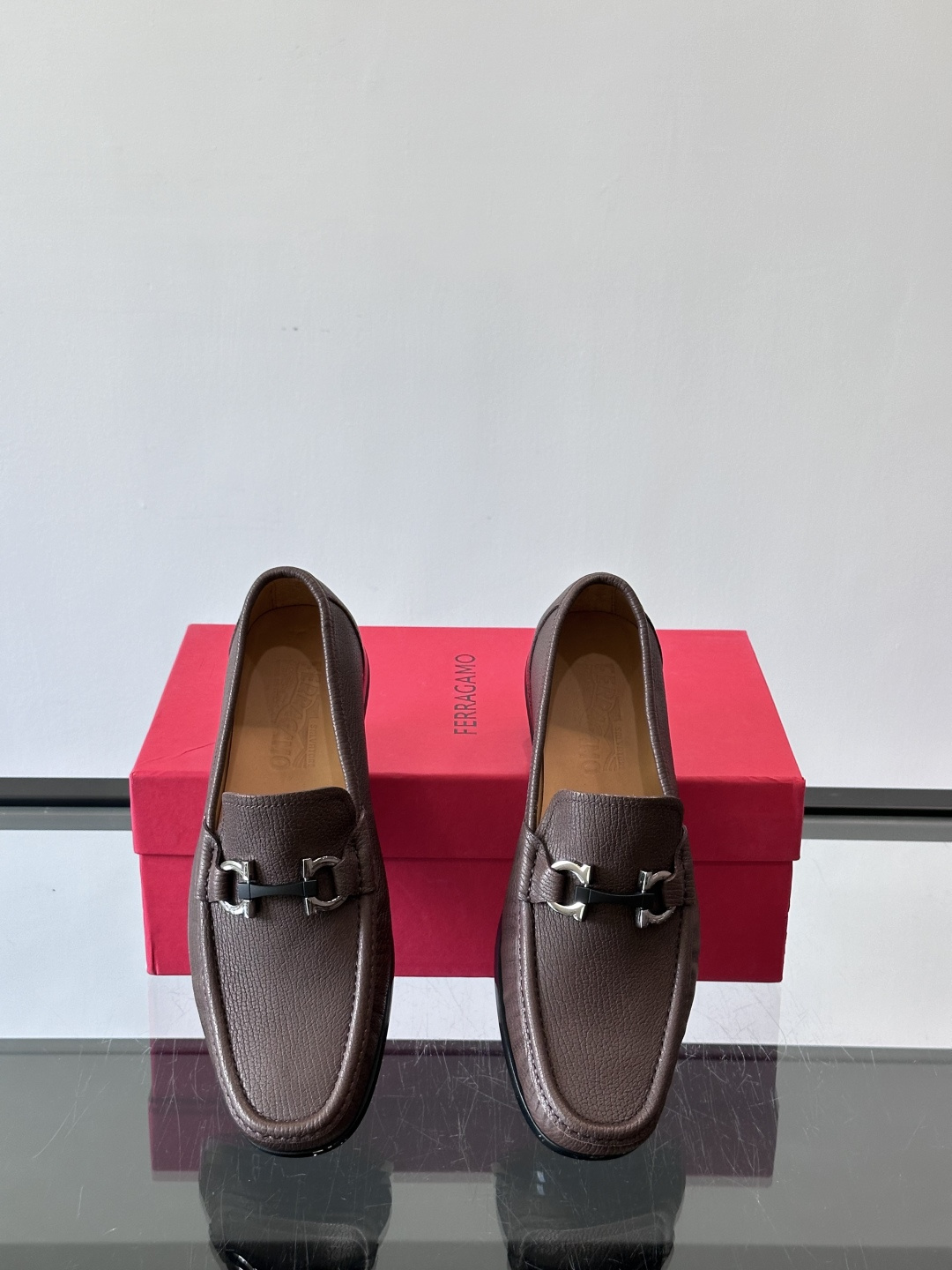 F🆕高端男士休闲皮鞋，绅士臻享 型男必备 头层牛皮鞋面 皮质质感一览无余 小牛皮透气内里，防滑大底。细节