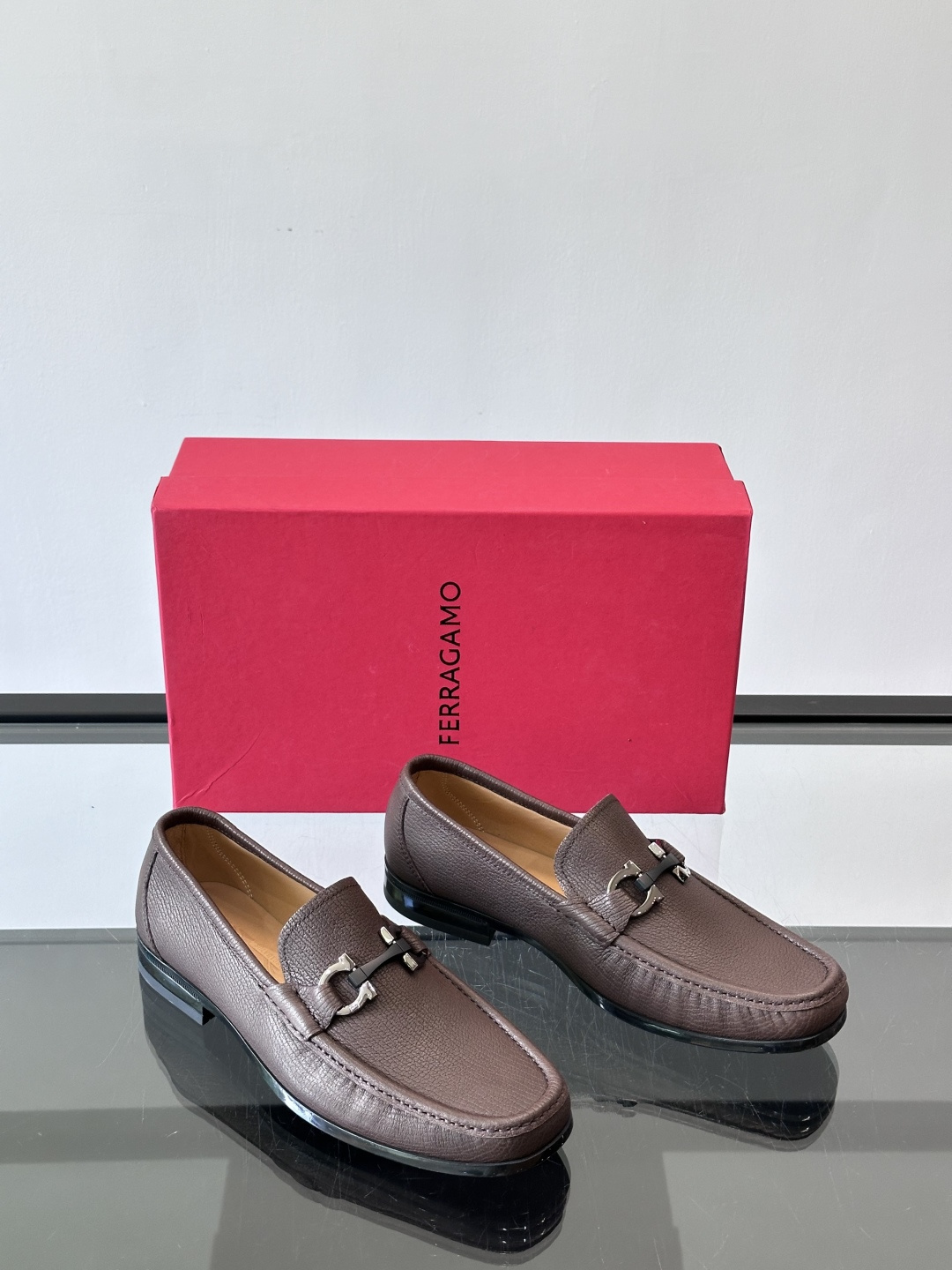 F🆕高端男士休闲皮鞋，绅士臻享 型男必备 头层牛皮鞋面 皮质质感一览无余 小牛皮透气内里，防滑大底。细节