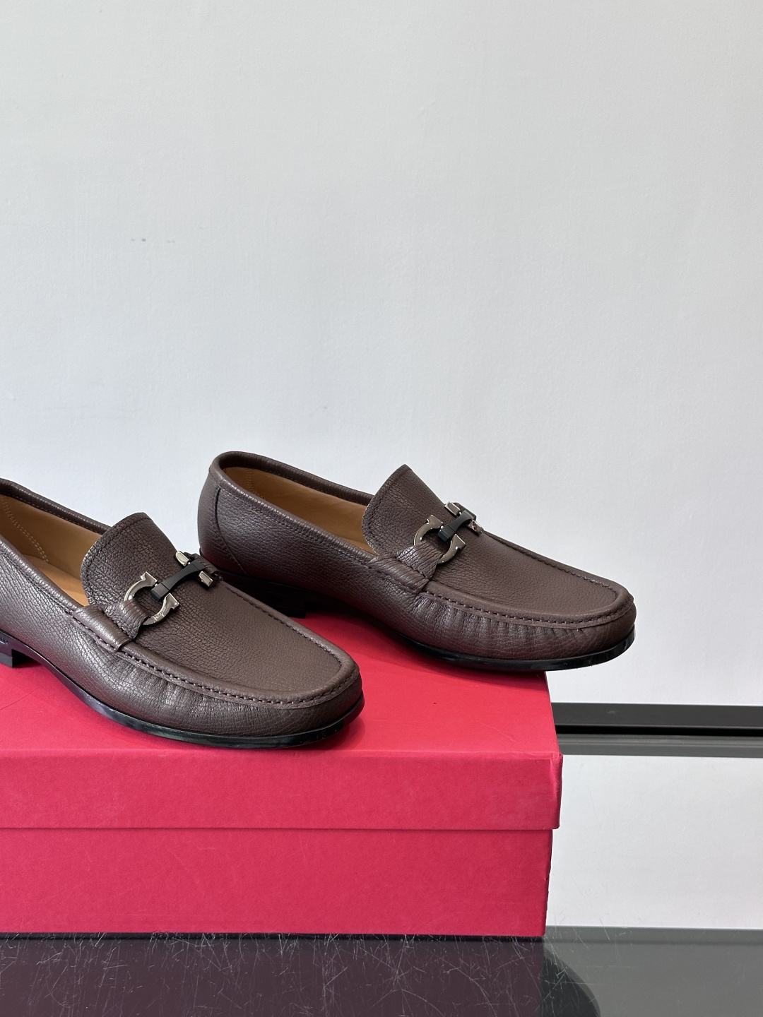 F🆕高端男士休闲皮鞋，绅士臻享 型男必备 头层牛皮鞋面 皮质质感一览无余 小牛皮透气内里，防滑大底。细节