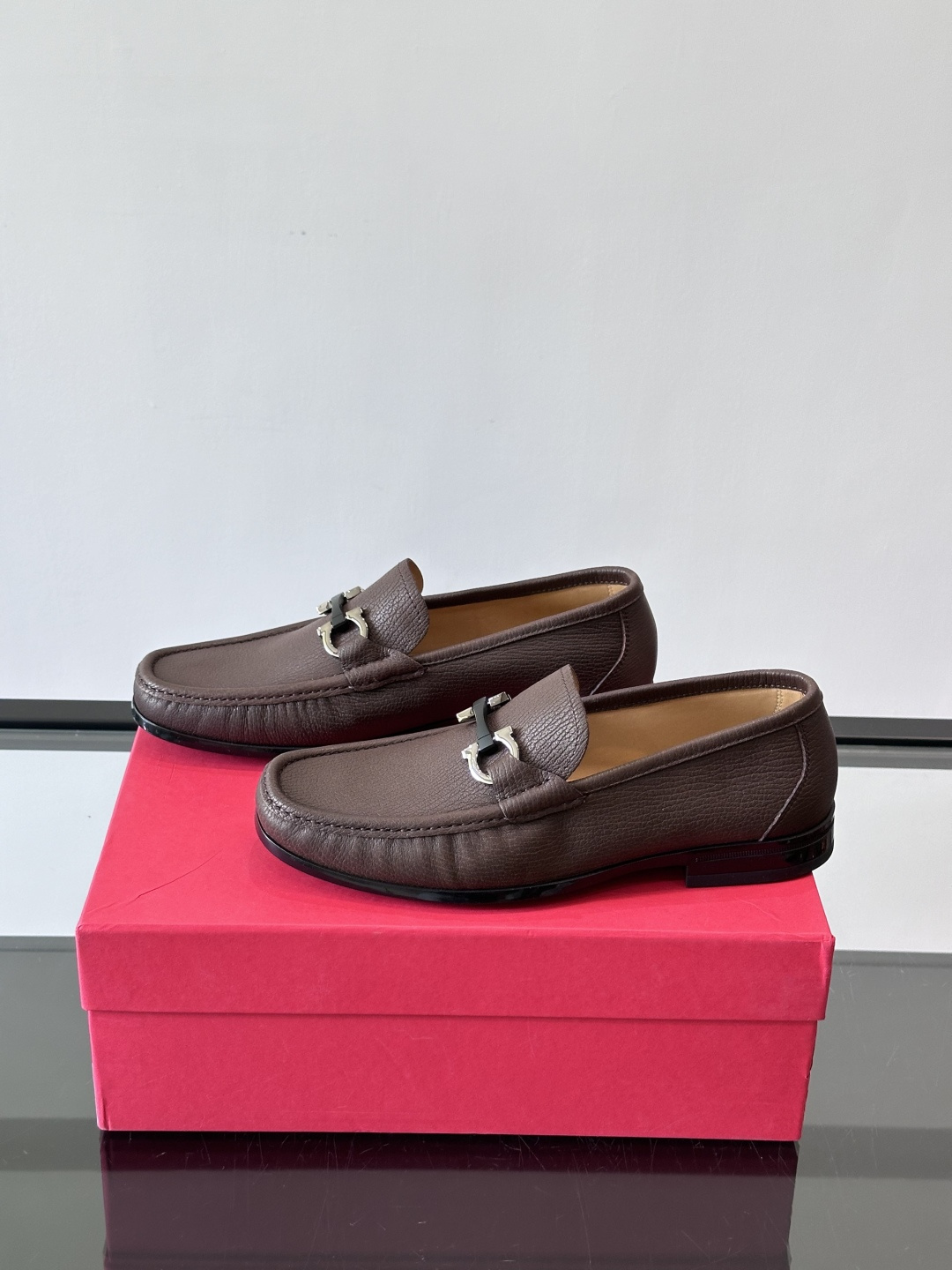 F🆕高端男士休闲皮鞋，绅士臻享 型男必备 头层牛皮鞋面 皮质质感一览无余 小牛皮透气内里，防滑大底。细节