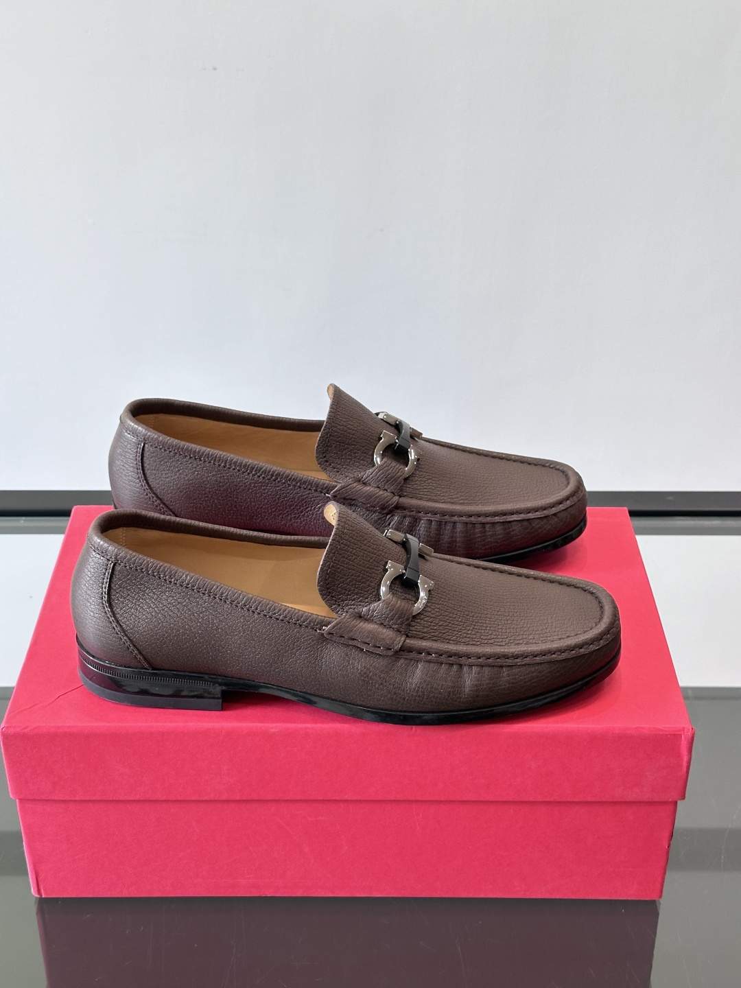 F🆕高端男士休闲皮鞋，绅士臻享 型男必备 头层牛皮鞋面 皮质质感一览无余 小牛皮透气内里，防滑大底。细节