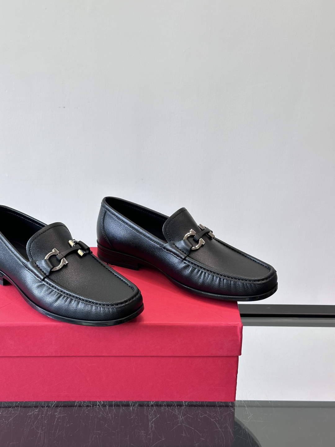 F🆕高端男士休闲皮鞋，绅士臻享 型男必备 头层牛皮鞋面 皮质质感一览无余 小牛皮透气内里，防滑大底。细节