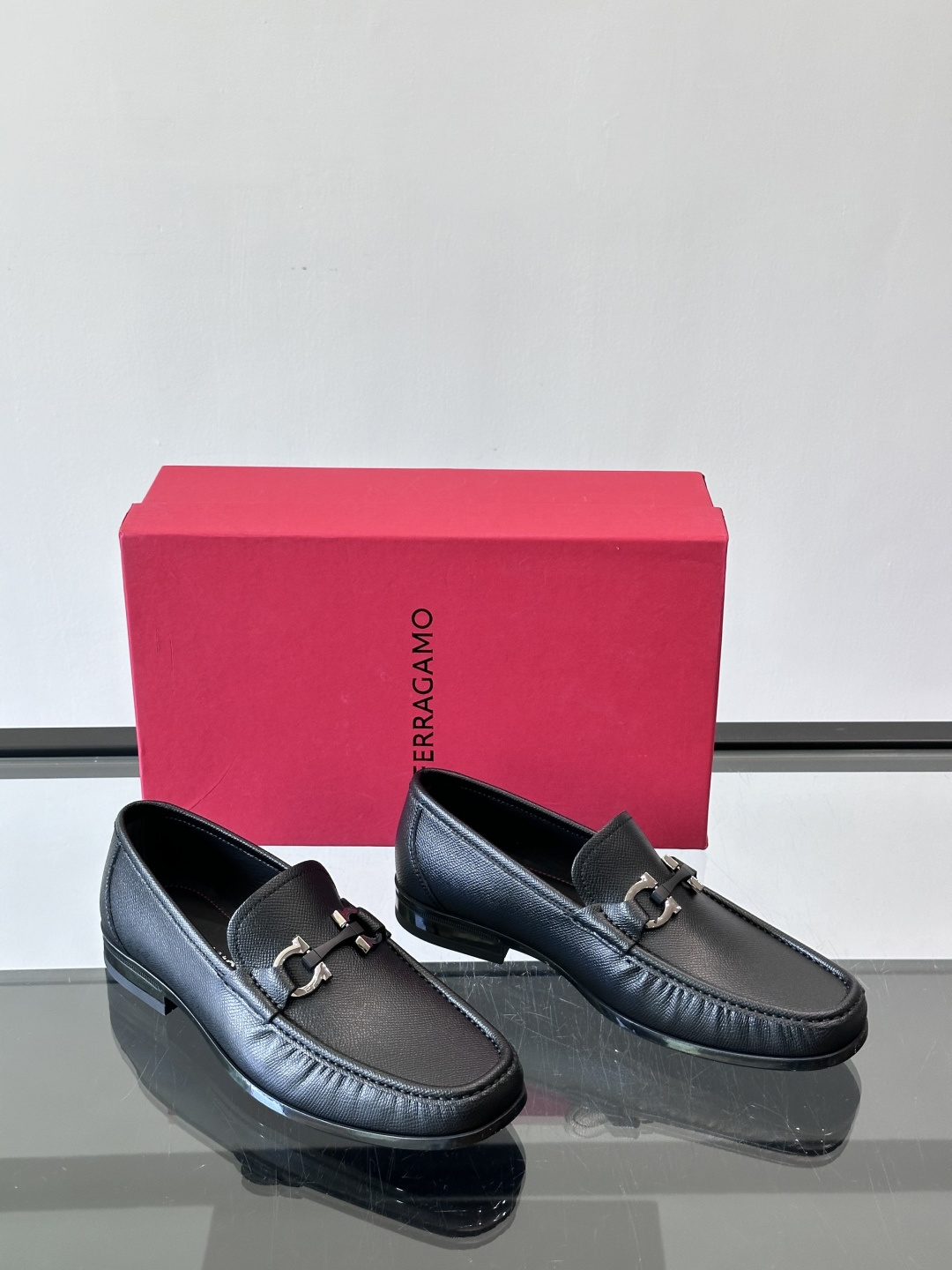 F🆕高端男士休闲皮鞋，绅士臻享 型男必备 头层牛皮鞋面 皮质质感一览无余 小牛皮透气内里，防滑大底。细节